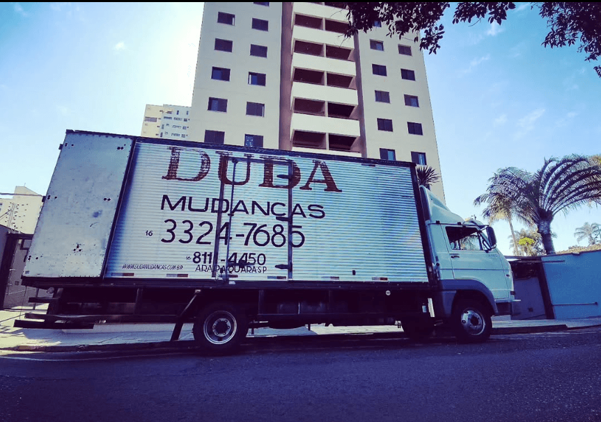 Caminhão da Duda Mudanças pronto para o serviço