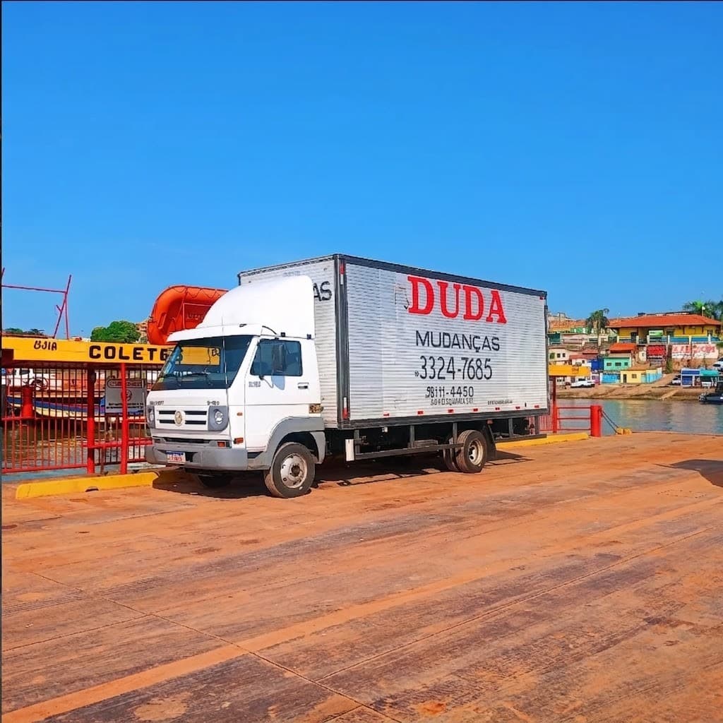 Caminhão da Duda Mudanças em operação