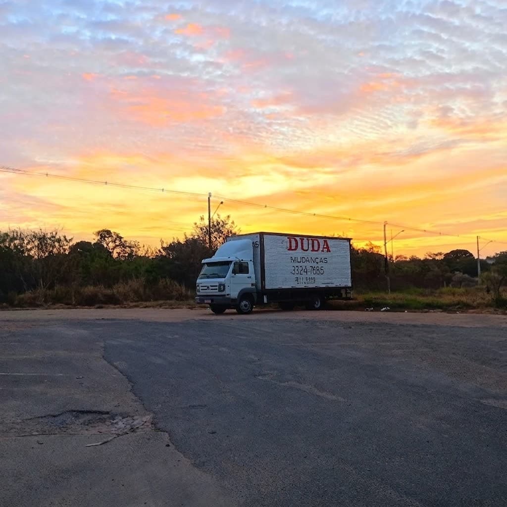 Caminhão carregado para transporte de móveis